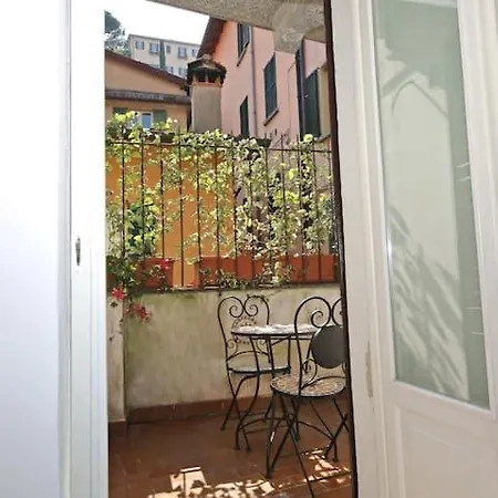 Davide , Via Garibaldi Con Balcone * Bellagio