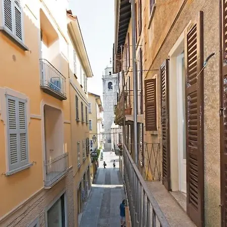 Davide , Via Garibaldi Con Balcone Белладжо