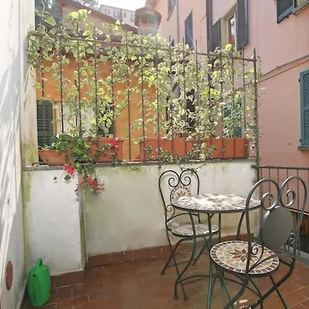 Davide , Via Garibaldi Con Balcone Белладжо